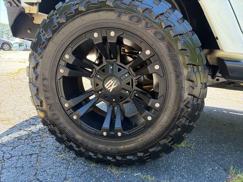 Used 2016 Jeep Wrangler Unlimited Sahara w/ Connectivity Group AWD/4WD image 17