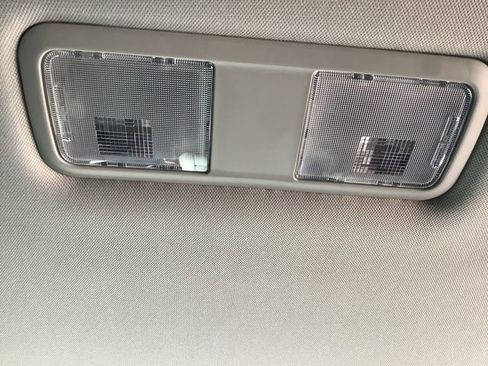 Used 2021 Toyota Highlander XLE image 16