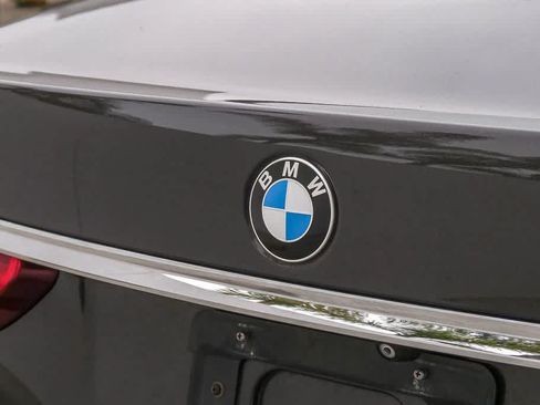 Used 2017 BMW 750i RWD image 11