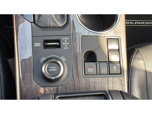 Certified 2024 Toyota Highlander Limited AWD/4WD image 28