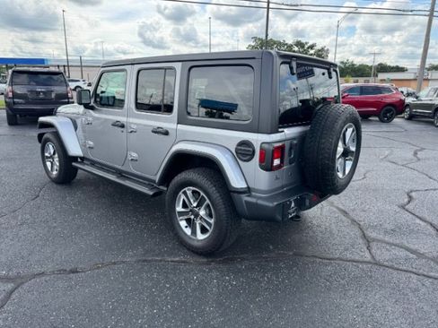 Used 2020 Jeep Wrangler Unlimited Sahara AWD/4WD image 3