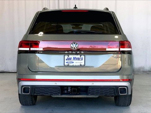 Used 2024 Volkswagen Atlas Peak Edition SE image 3