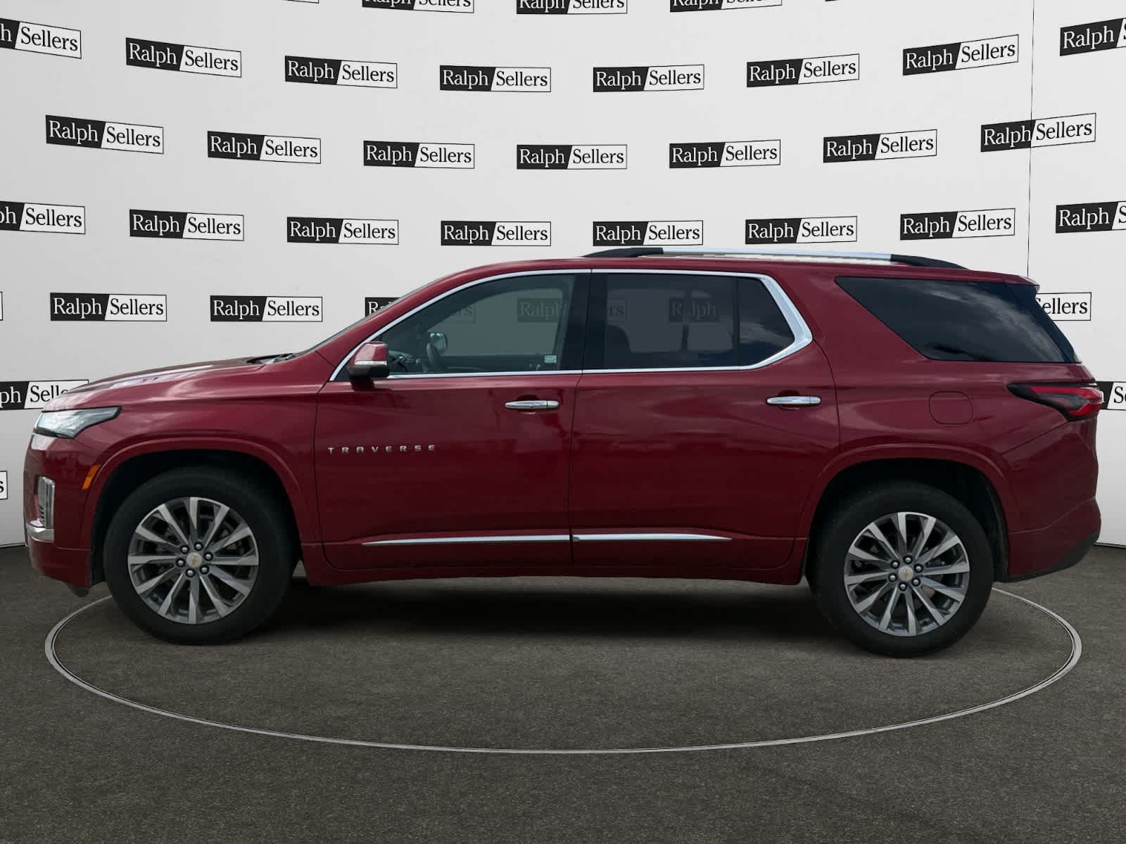 Used 2023 Chevrolet Traverse Premier FWD image 3