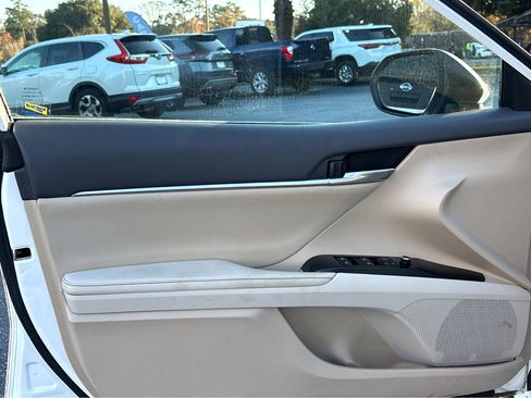 Used 2019 Toyota Camry Hybrid image 20