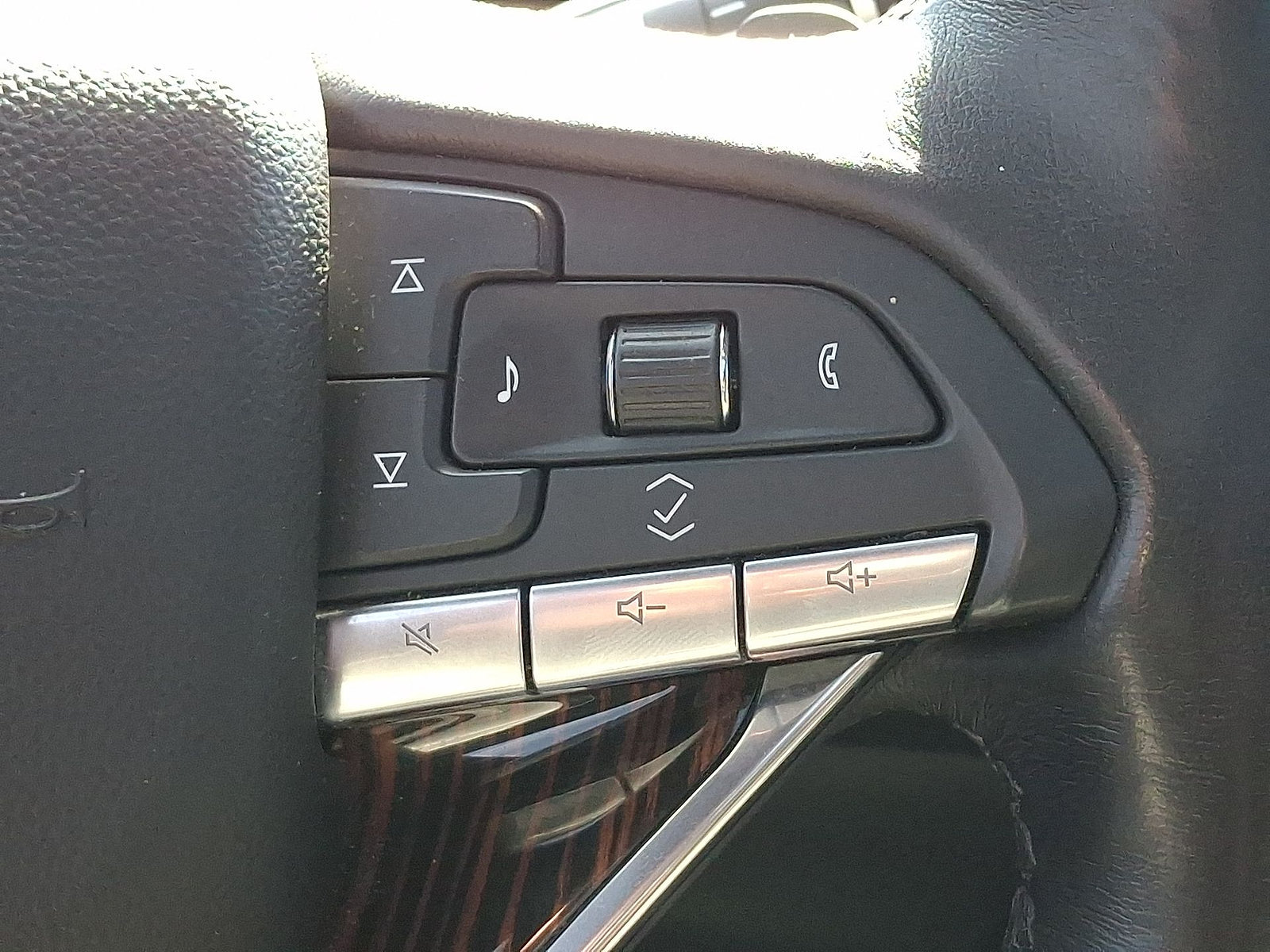 Used 2023 Cadillac Escalade ESV Premium Luxury AWD/4WD image 18
