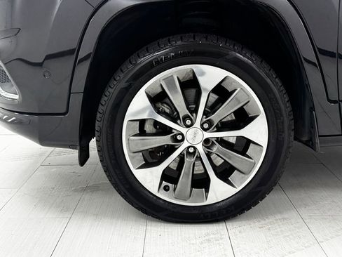 Used 2019 Jeep Cherokee Overland w/ Technology Group image 40