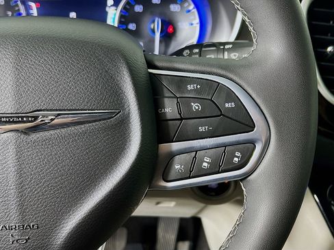 Used 2023 Chrysler Pacifica Touring-L FWD image 32