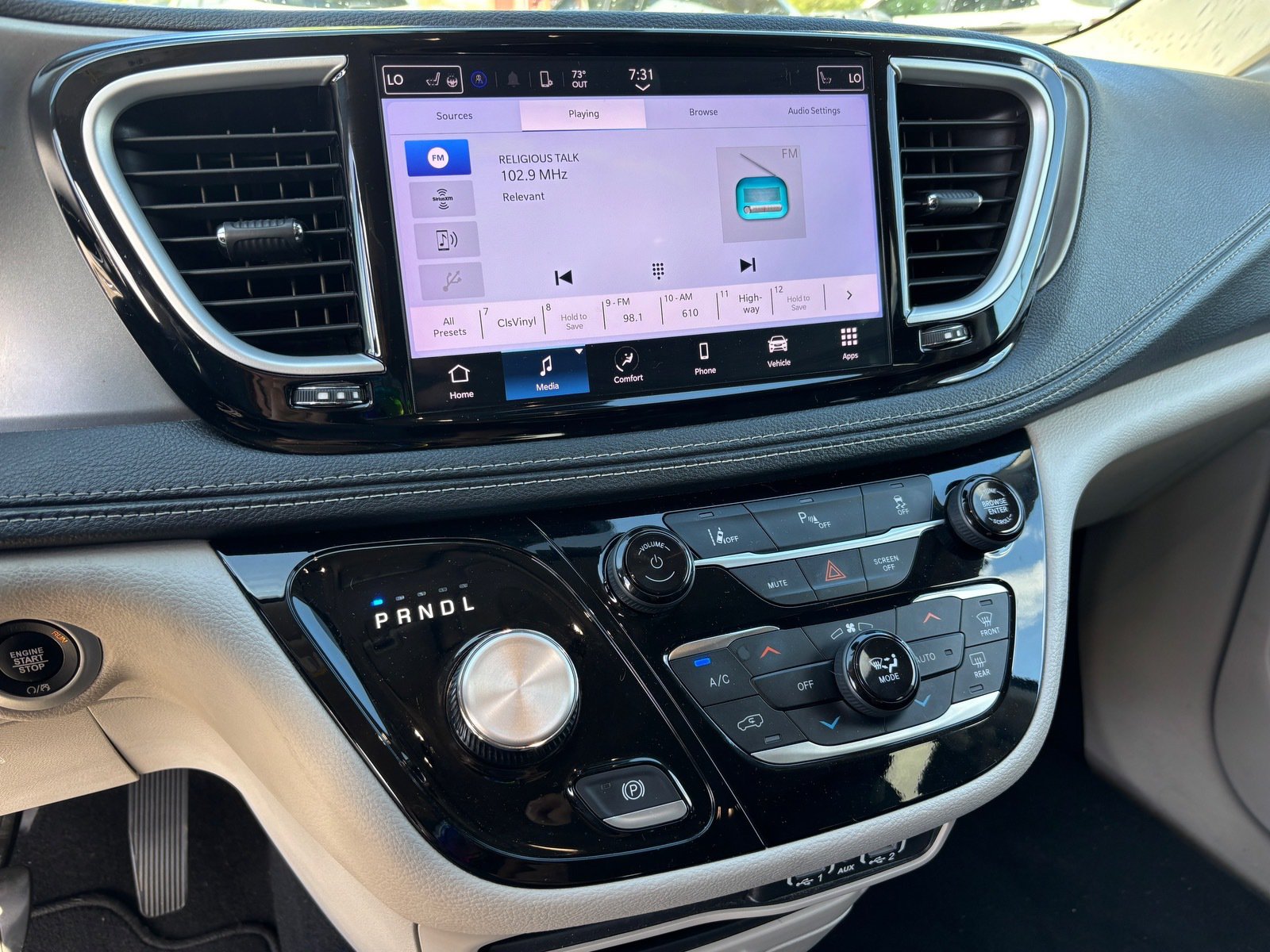 Used 2023 Chrysler Pacifica Touring-L FWD image 14