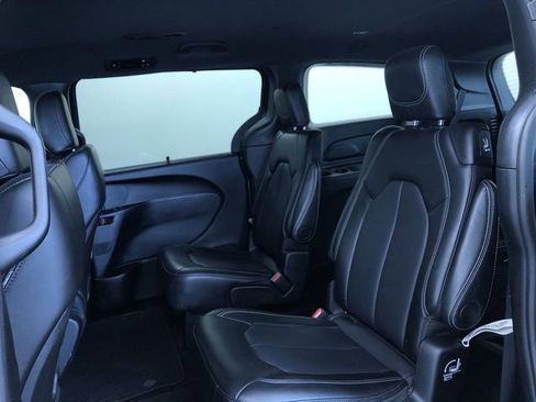 Used 2025 Chrysler Pacifica Select image 20