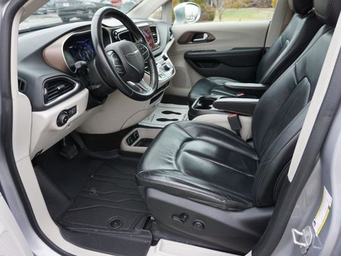 Used 2018 Chrysler Pacifica Touring-L w/ Premium Audio Group image 7