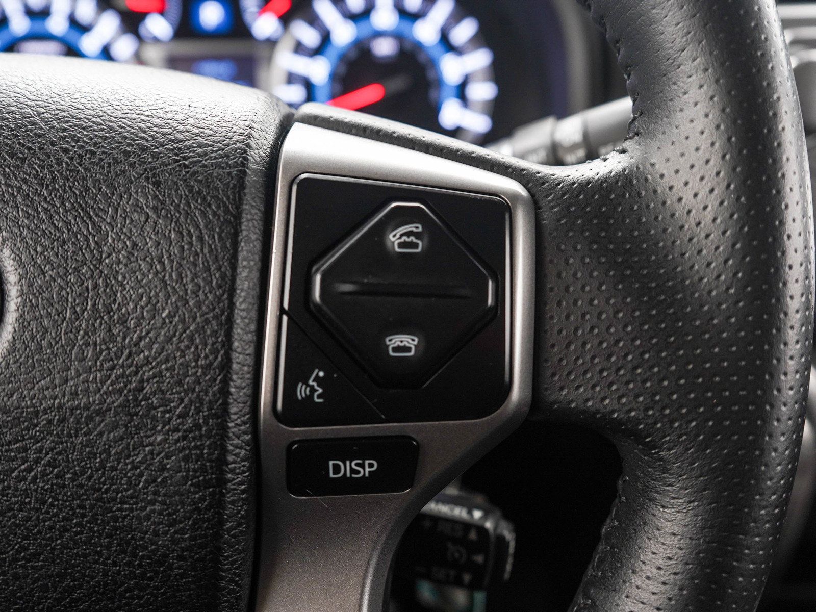 Used 2018 Toyota 4Runner SR5 AWD/4WD image 25