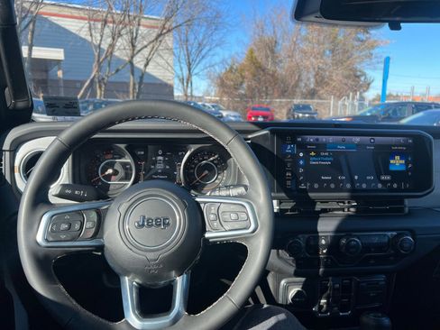 Used 2025 Jeep Wrangler Sahara image 33