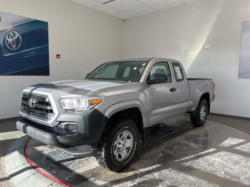 Used 2016 Toyota Tacoma SR image 2