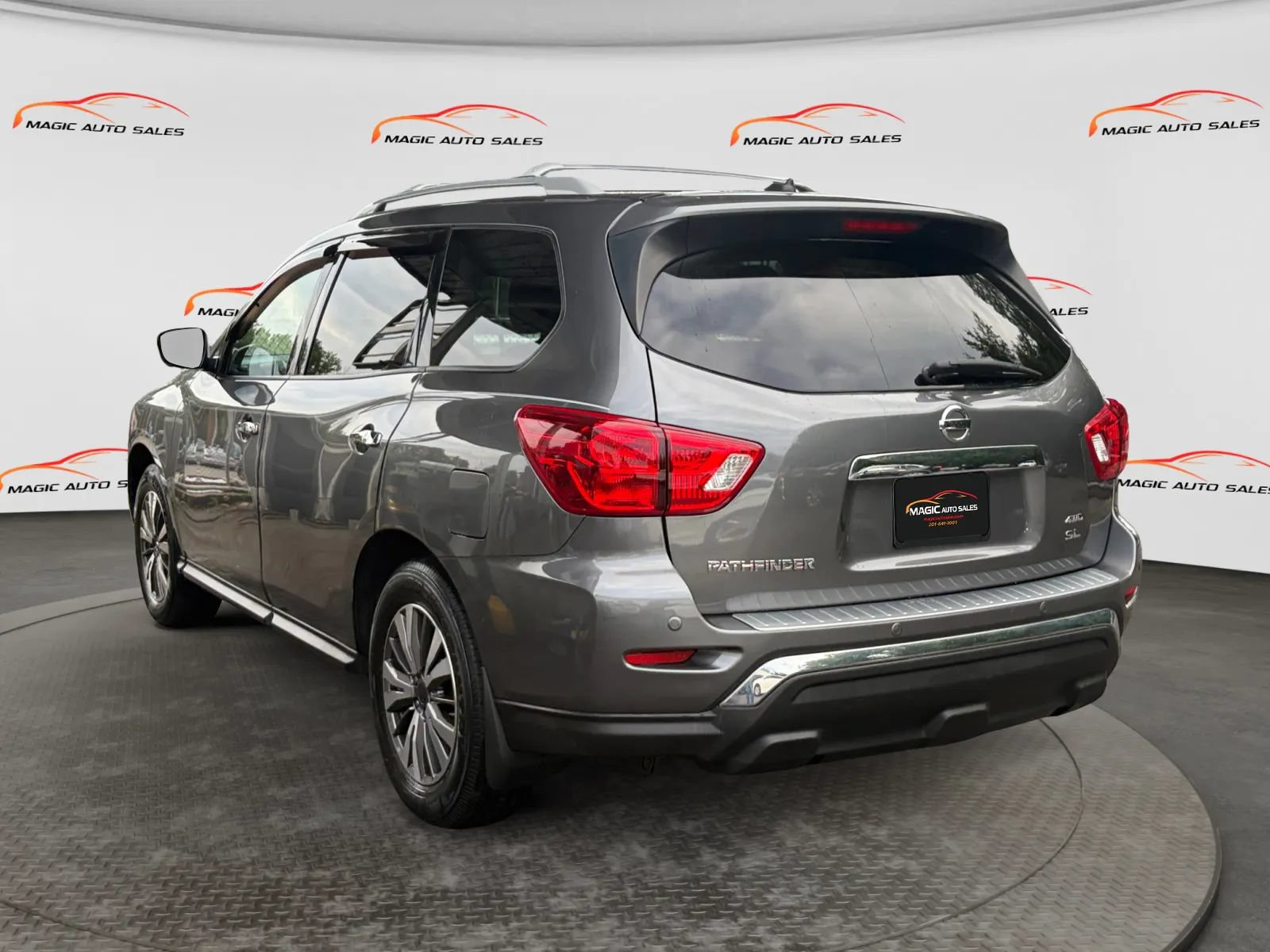 Used 2017 Nissan Pathfinder SL AWD/4WD image 8