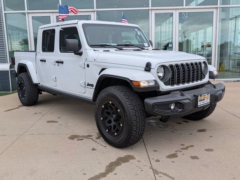 Used 2025 Jeep Gladiator Sport AWD/4WD image 2