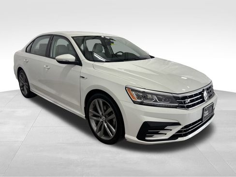 Used 2018 Volkswagen Passat 2.0T R-Line w/ R-Line Lighting Package image 2