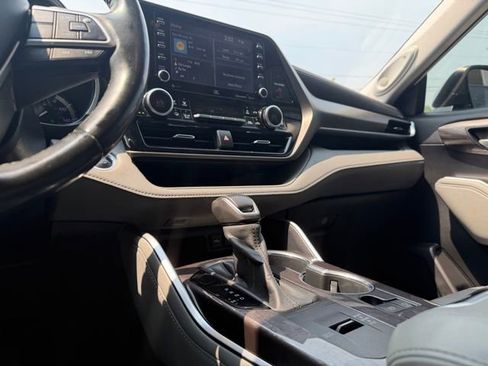 Used 2020 Toyota Highlander Limited FWD image 24