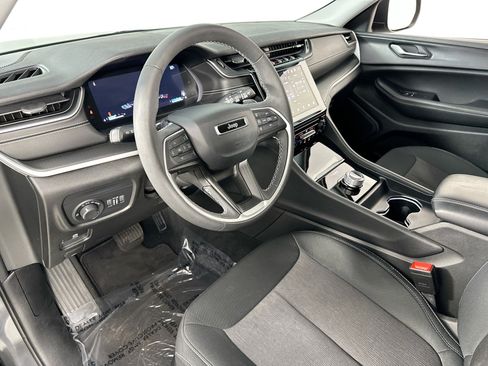 Used 2023 Jeep Grand Cherokee Laredo RWD image 9