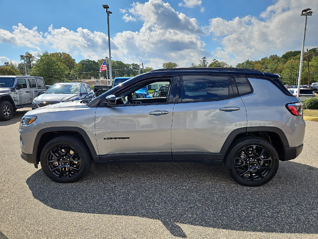 Used 2023 Jeep Compass Latitude w/ Convenience Group AWD/4WD image 4