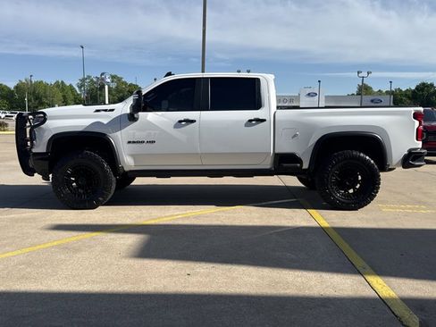 Used 2024 Chevrolet Silverado 2500 ZR2 w/ Technology Package AWD/4WD image 11