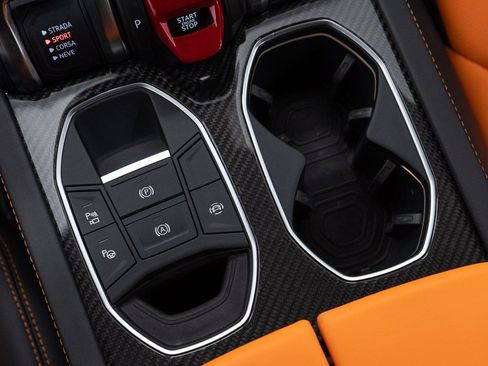 Used 2022 Lamborghini Urus AWD/4WD image 34