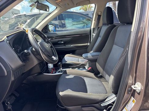 Used 2017 Mitsubishi Outlander SE image 5