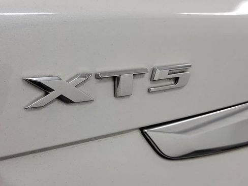 Used 2022 Cadillac XT5 Premium Luxury w/ Technology Package FWD image 7