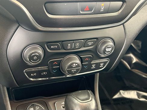 Used 2022 Jeep Cherokee Trailhawk w/ Premium Leather Package AWD/4WD image 15