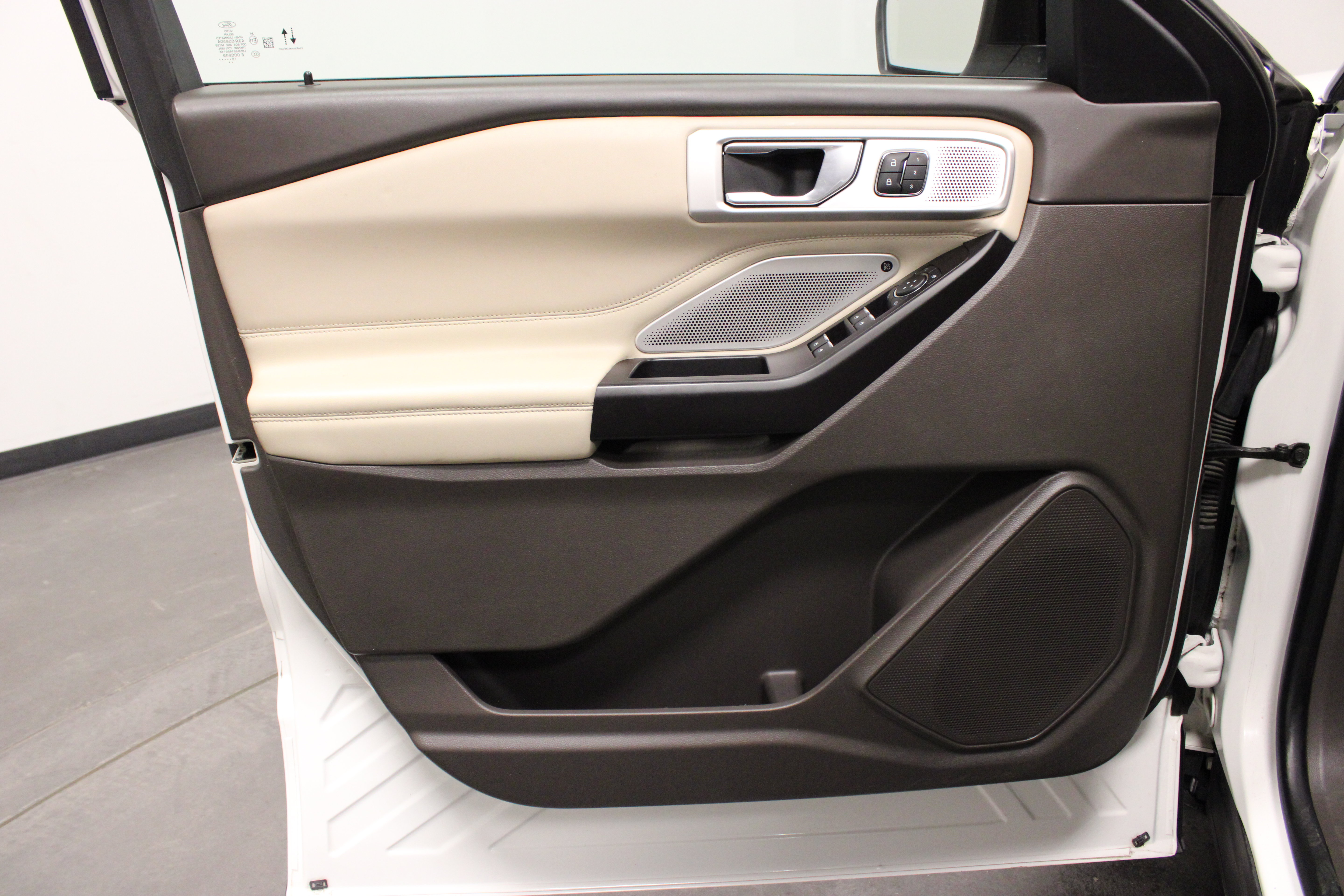 Used 2020 Ford Explorer Platinum w/ Premium Technology Package AWD/4WD image 21