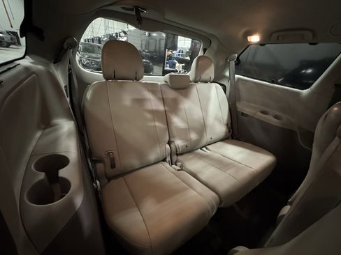 Used 2013 Toyota Sienna XLE image 19