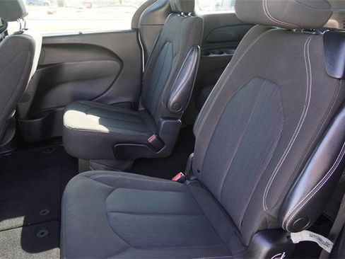 Used 2022 Chrysler Pacifica Touring image 14