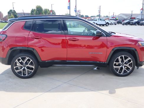 Used 2025 Jeep Compass Limited w/ Elite Group AWD/4WD image 4