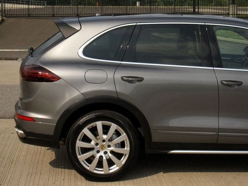 Used 2018 Porsche Cayenne S w/ Premium Package Plus AWD/4WD image 11