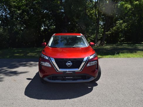 Used 2022 Nissan Rogue SV image 2