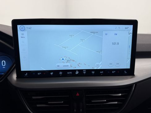 Used 2025 Ford Escape Platinum image 9