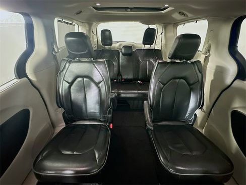 Used 2018 Chrysler Pacifica Limited w/ Tire & Wheel Group image 13