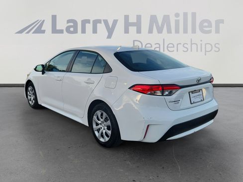 Used 2021 Toyota Corolla LE image 4