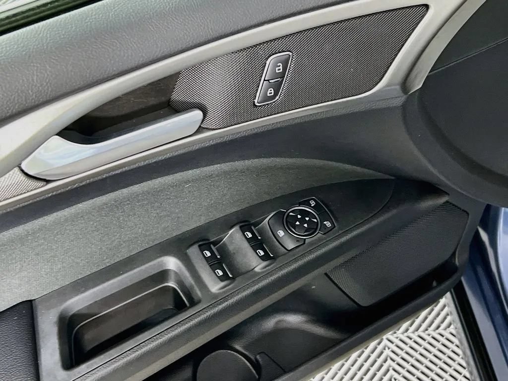 Used 2019 Ford Fusion SE FWD image 19