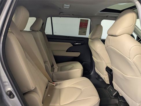 Used 2025 Toyota Highlander XLE FWD image 3
