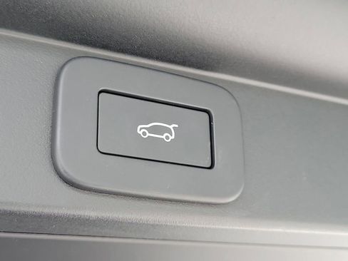 Used 2025 Land Rover Range Rover SE image 12