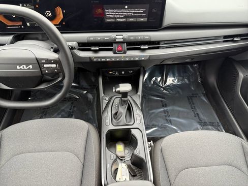 Used 2025 Kia K4 LX image 11