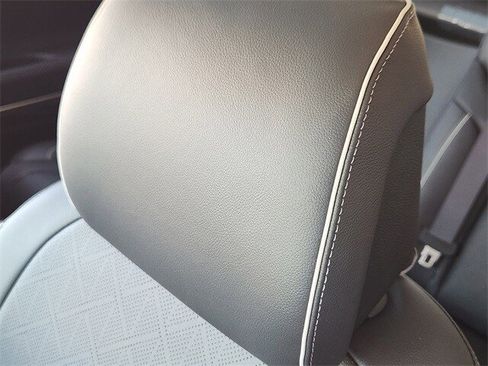 Used 2025 Genesis GV80 2.5T Prestige image 11