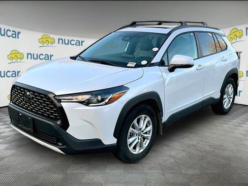 Used 2023 Toyota Corolla Cross LE w/ Moonroof Package image 2