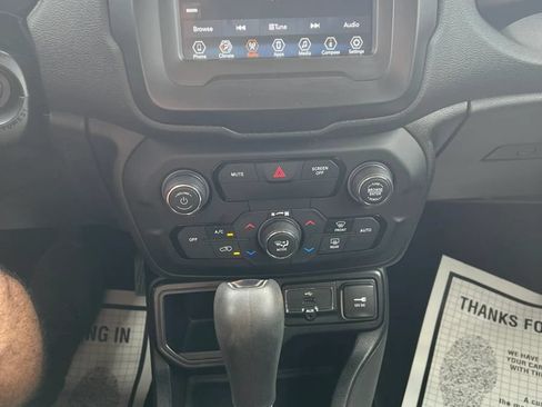 Used 2018 Jeep Renegade Latitude FWD image 11