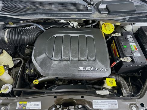 Used 2015 Chrysler Town & Country Touring FWD image 29
