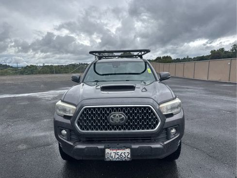 Used 2018 Toyota Tacoma TRD Sport w/ Technology Package image 2
