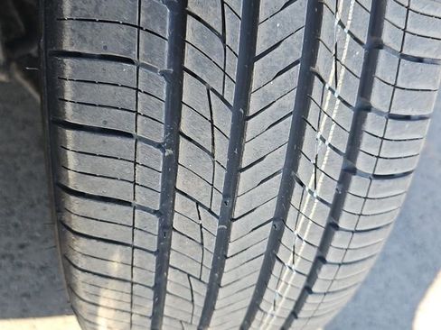 Used 2024 Kia Carnival EX image 11