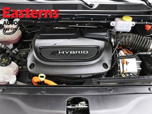 Used 2023 Chrysler Pacifica Touring-L FWD image 7