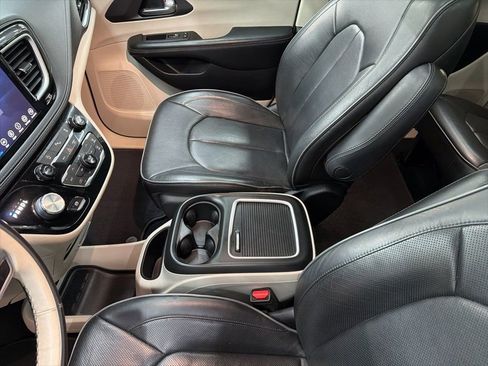Used 2020 Chrysler Pacifica Limited FWD image 54