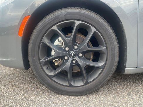 Used 2025 Chrysler Pacifica Limited FWD image 7